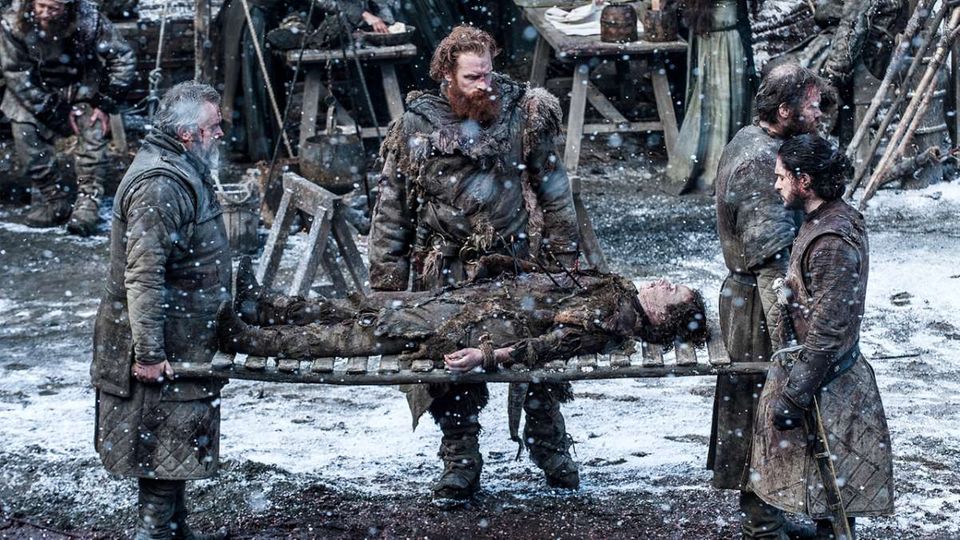 Hier trägt er Jon Schnees vermeintlichen Halbbruder Rickon Stark in die Feste Winterfell.