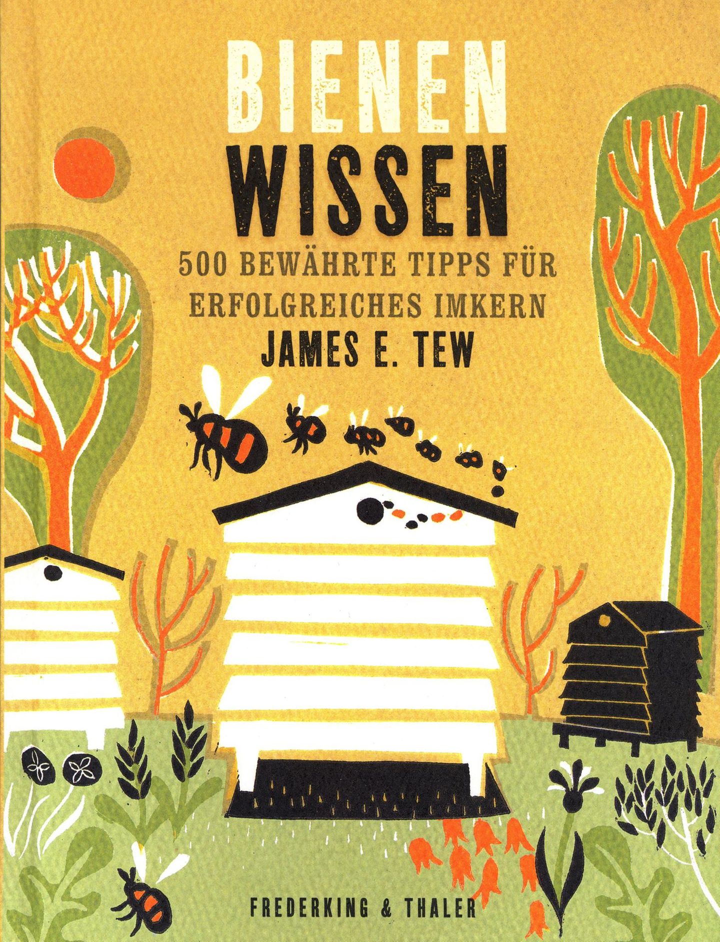 Hobby-Imkern: Bienen-Wissen - 500 bewährte Tipps für Imker Von James E. Tew Der britische Imker James E. Tew hat Jahrzehnte seiner Imkererfahrung in 500 feine Wissenshappen geschnitten, fein voneinander separiert und zwischen zwei Buchdeckel gepresst. Herausgekommen ist ein Handbuch für Einsteiger in die private Imkerei. Gerade als Hobby-Imker steht man in den ersten beiden Jahren häufiger panisch vor der Beute, so nennen Imker den Bienenstock. Schließlich hängt vom eigenen Handeln das Wohlergehen des Bienenvolkes ab. Fehlt es an Erfahrung können einem schon mal vor Aufregung die Finger zittern, zumal im Sommer die rund 50.000 Bienen eines Volkes äußerst sensibel auf Unruhe reagieren. Die 500 sauber voneinander getrennten Tipps aus dem Imkeralltag können durchaus beruhigend wirken – auf den Imker. Bienen-Wissen - 500 bewährte Tipps für Imker Von James E. Tew Der britische Imker James E. Tew hat Jahrzehnte seiner Imkererfahrung in 500 feine Wissenshappen geschnitten, fein voneinander separiert und zwischen zwei Buchdeckel gepresst. Herausgekommen ist ein Handbuch für Einsteiger in die private Imkerei. Gerade als Hobby-Imker steht man in den ersten beiden Jahren häufiger panisch vor der Beute, so nennen Imker den Bienenstock. Schließlich hängt vom eigenen Handeln das Wohlergehen des Bienenvolkes ab. Fehlt es an Erfahrung können einem schon mal vor Aufregung die Finger zittern, zumal im Sommer die rund 50.000 Bienen eines Volkes äußerst sensibel auf Unruhe reagieren. Die 500 sauber voneinander getrennten Tipps aus dem Imkeralltag können durchaus beruhigend wirken – auf den Imker.