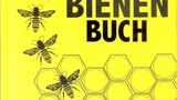 Das Bienen-Buch  Von Emma Tennant, Fergus Chadwick und Steve Alton  Die drei Autoren haben im "Bienen-Buch" ihr Wissen nicht nur zusammengetragen, sondern zugleich mit hochwertigen, liebevollen Illustrationen angereichert. Wer sich mit wohligem Gefühl noch an die dünnen "Was ist Was"-Bücher seiner Jugend erinnern kann, wird das "Bienen Buch" lieben. Es ist wie eine extra dicke, sehr ausführliche Ausgabe der beliebten Wissensreihe für Kinder. Das "Bienen-Buch" ist keine Anleitung zum Imkern. Es will vielmehr zeigen, wie jeder von uns etwas gegen das Bienen- und Insektensterben unternehmen kann, sei es im Garten oder auf dem Balkon in der Stadt. So wird auch gezeigt, welche Pflanzen man setzen sollte, was Bienen im Garten besonders schätzen und wie man Insektenhotels selbst baut. Im Mittelpunkt stehen natürlich das Bienenvolk und der Einstieg in die Imkerei.