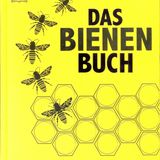 Das Bienen-Buch  Von Emma Tennant, Fergus Chadwick und Steve Alton  Die drei Autoren haben im "Bienen-Buch" ihr Wissen nicht nur zusammengetragen, sondern zugleich mit hochwertigen, liebevollen Illustrationen angereichert. Wer sich mit wohligem Gefühl noch an die dünnen "Was ist Was"-Bücher seiner Jugend erinnern kann, wird das "Bienen Buch" lieben. Es ist wie eine extra dicke, sehr ausführliche Ausgabe der beliebten Wissensreihe für Kinder. Das "Bienen-Buch" ist keine Anleitung zum Imkern. Es will vielmehr zeigen, wie jeder von uns etwas gegen das Bienen- und Insektensterben unternehmen kann, sei es im Garten oder auf dem Balkon in der Stadt. So wird auch gezeigt, welche Pflanzen man setzen sollte, was Bienen im Garten besonders schätzen und wie man Insektenhotels selbst baut. Im Mittelpunkt stehen natürlich das Bienenvolk und der Einstieg in die Imkerei.