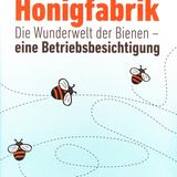 Die Honigfabrik  Von Jürgen Tautz und Diedrich Steen      "Die Honigfabrik" ist das Gegenteil der kleinen Fibel, es ist ein Lesebuch oder genauer: ein Betriebsrundgang. Der international renommierte Bienenforscher Jürgen Tautz erklärt zusammen mit Imker Diedrich Steen, wie ein Bienenvolk funktioniert und welche Hunderte Dinge zusammenwirken müssen, damit als Honig als Produkt "der Bienen AG" überhaupt entsteht. Leider endet das augenzwinkernde Grundmotiv, Bienen wie eine Firma zu betrachten, in der Einleitung und zieht sich sprachlich nicht durch den Text. Konsequent umgesetzt wäre die mitunter trocken wissenschaftliche Lesekost für den Laien leichter verdaulich gewesen. Die Informationsdichte ist jedoch enorm. Das richtige Buch für alle, die Imkern schon als mögliches Hobby ins Auge gefasst haben und jenseits des Honigertrags tiefer in die Materie Biene eintauchen wollen.