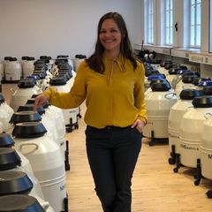 Single-Mutter Hanna Schiller im Lagerraum der European Sperm Bank