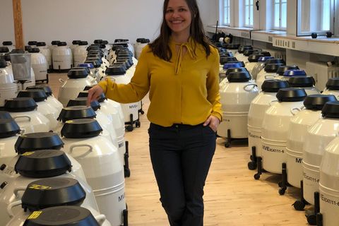 Single-Mutter Hanna Schiller im Lagerraum der European Sperm Bank