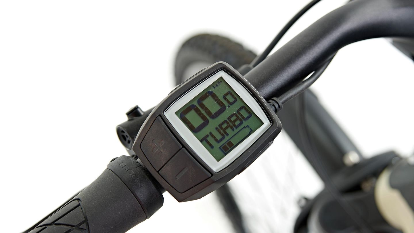 Das kleine Bedienfeld lässt sich gut  mit dem Daumen bedienen. Leider hat das Tour Modell keinen MTB-Modus.