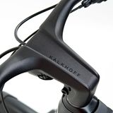 Um die Kabel zu verstecken, setzt Kalkhoff eigene Entwicklungen bei Lenker und Steuerrohr ein.