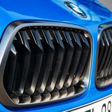 Der Nieren-Kühlergrill ist schwarz und markant