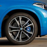 Der BMW X2 M35i rollt auf 19 Zoll Felgen