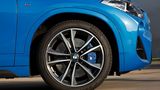 Der BMW X2 M35i rollt auf 19 Zoll Felgen
