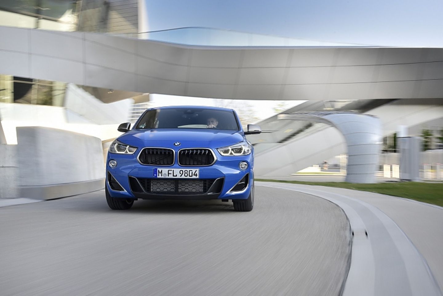 Der BMW X2 M35i erreicht nach 5,0 Sekunden Landstraßen-Tempo