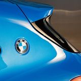 Wie bei hippen Designer-Jacken ist das Markenlogo seitlich