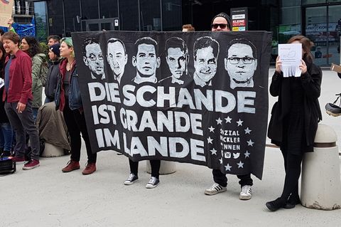 Österreich, Graz: Teilnehmer einer Demonstration der Sozialisten Jugend (SJ) und der Grünen