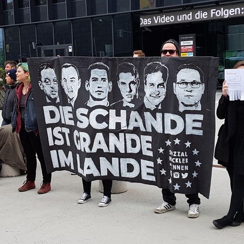 Österreich, Graz: Teilnehmer einer Demonstration der Sozialisten Jugend (SJ) und der Grünen