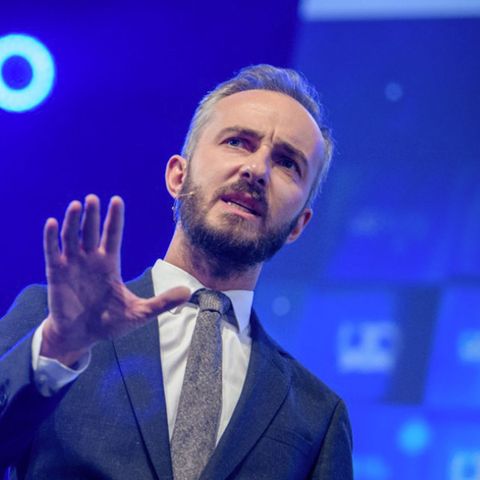 Was hat TV-Moderator Jan Böhmermann mit dem Skandalvideo um den österreichischen Ex-Vizekanzler Strache zu tun?