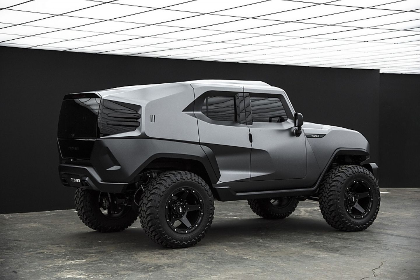 Beeindruckendes Batmobil: Rezvani Tank Batcave