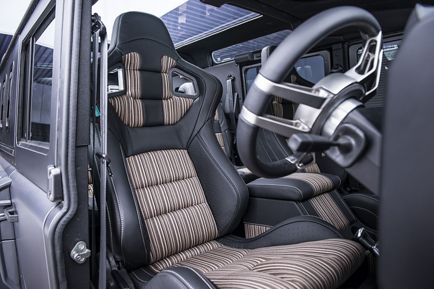 Im Vergleich zum Range Rover Defender ist das Interieur des Flying Huntsman Civilian Carrier edel