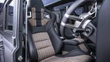 Im Vergleich zum Range Rover Defender ist das Interieur des Flying Huntsman Civilian Carrier edel