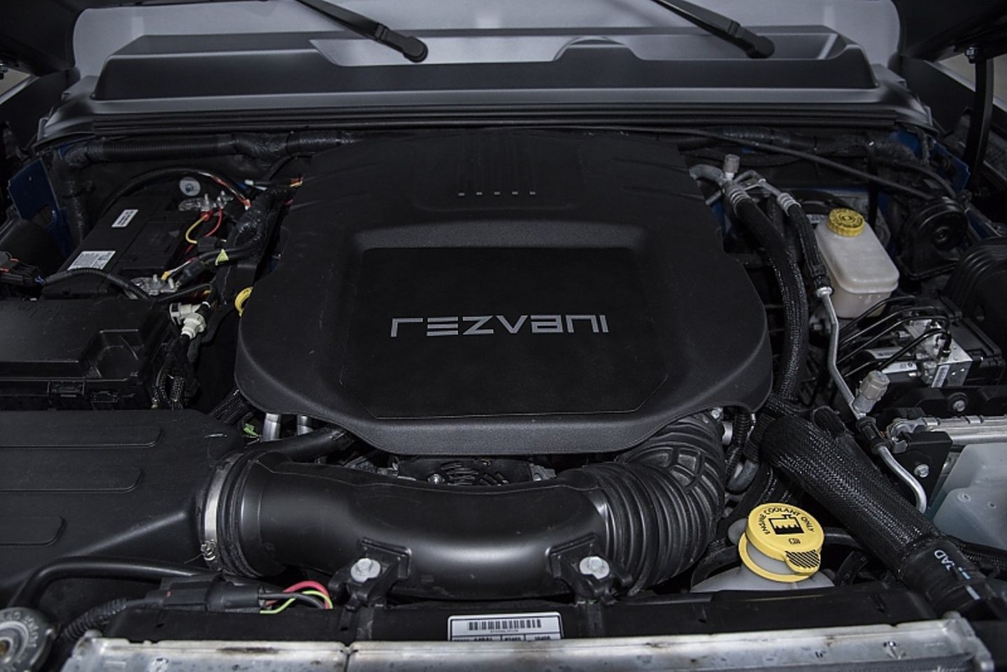 Der Rezvani Tank Batcave hat einen V8-Motor, der 368 kW / 500 PS leitet