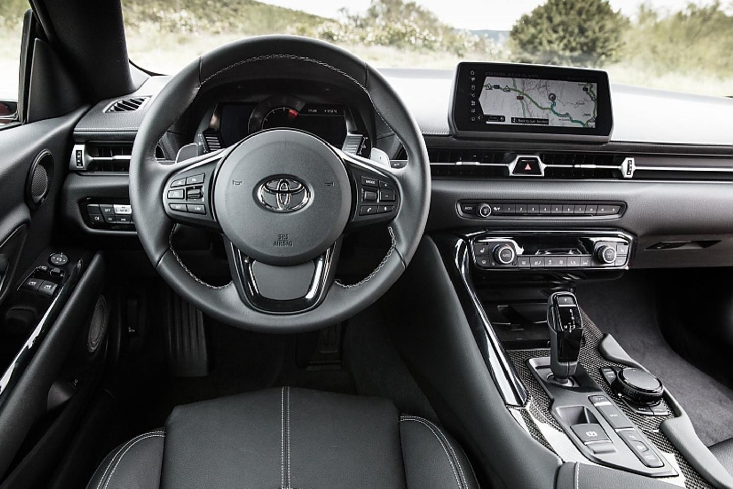 Breite Mittelkonsole im Toyota GR Supra