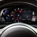 Im Mittelpunkt des digitalen Kombiinstruments des Toyota GR Supra steht der Drehzahlmesser
