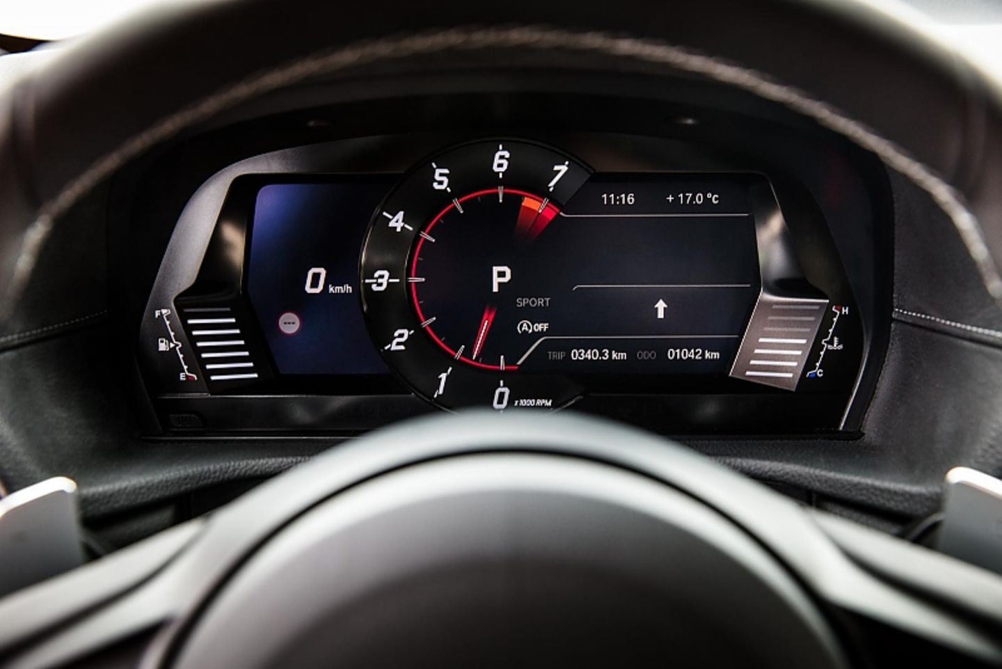 Im Mittelpunkt des digitalen Kombiinstruments des Toyota GR Supra steht der Drehzahlmesser