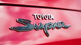 Schwungvoll: das Logo des Toyota GR Supra