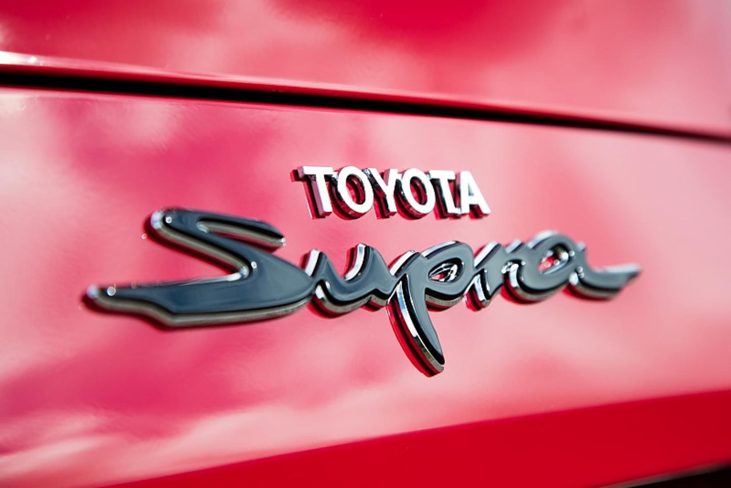 Schwungvoll: das Logo des Toyota GR Supra