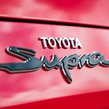 Schwungvoll: das Logo des Toyota GR Supra