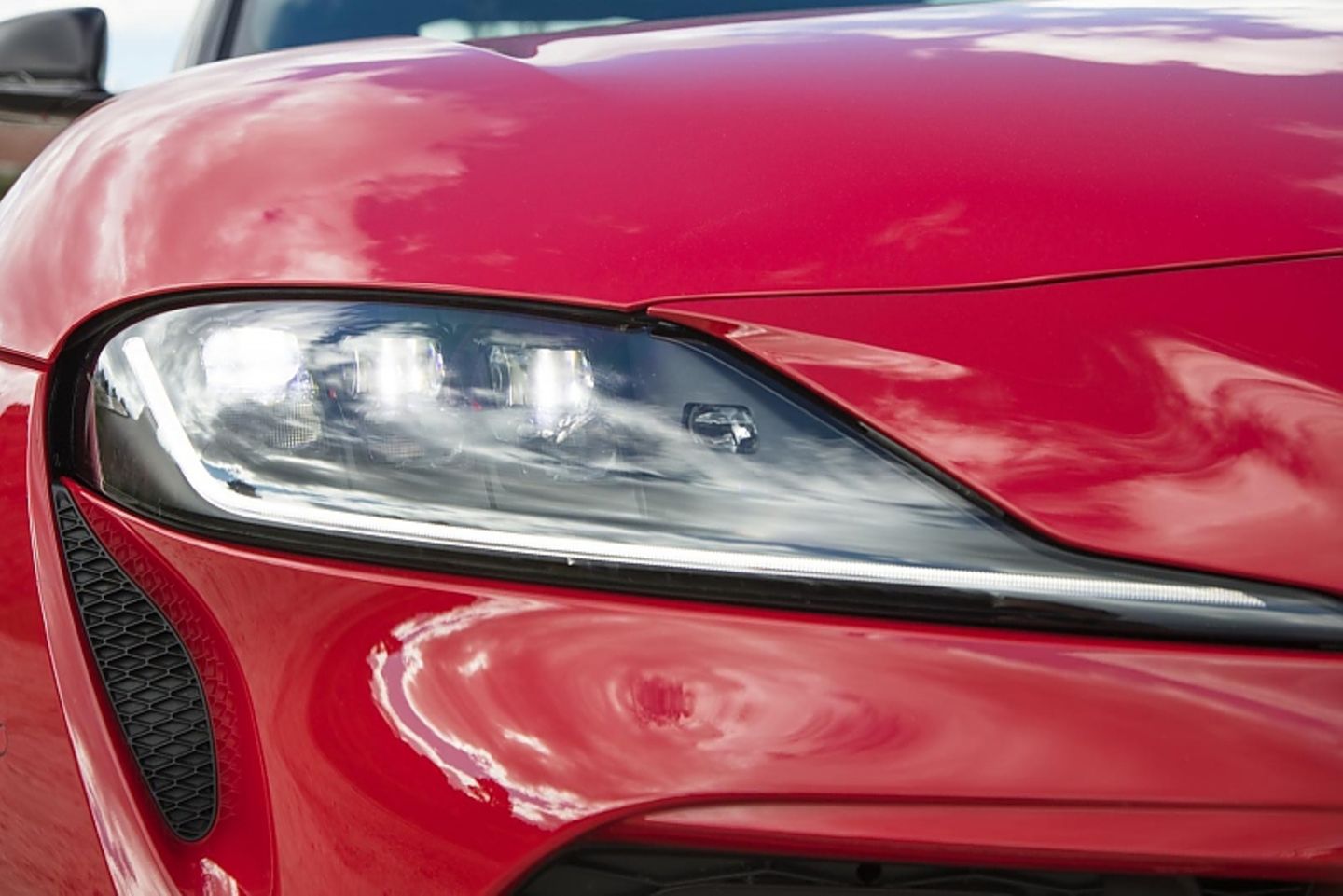 Jeweils drei LED-Leuchten sorgen im Toyota GR Supra für gute Sicht bei Nacht