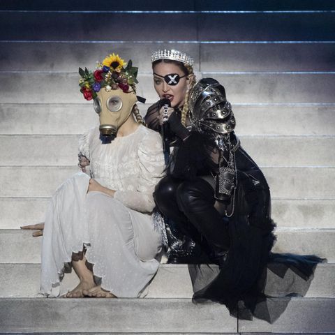 Madonna bei ihrem Auftritt beim ESC. Was die Gasmasken der Tänzerinnen sollten, weiß bis jetzt wohl niemand. 