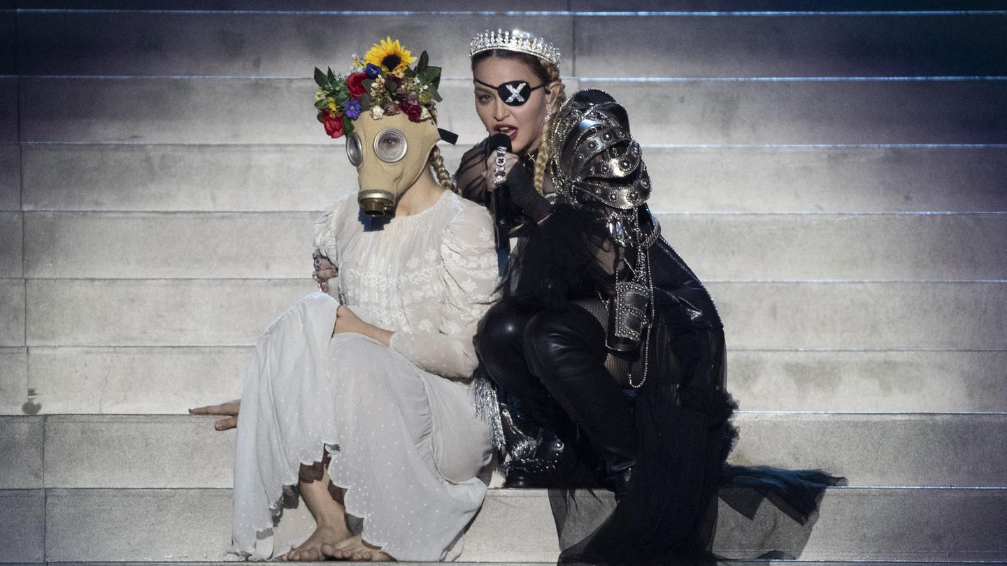Madonna bei ihrem Auftritt beim ESC. Was die Gasmasken der Tänzerinnen sollten, weiß bis jetzt wohl niemand. 
