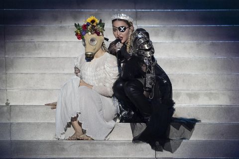Madonna bei ihrem Auftritt beim ESC. Was die Gasmasken der Tänzerinnen sollten, weiß bis jetzt wohl niemand. 