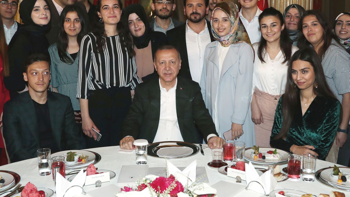 Recep Tayyip Erdogan (M.) mit Mesut Özil und seiner Verlobten Amine Gülse
