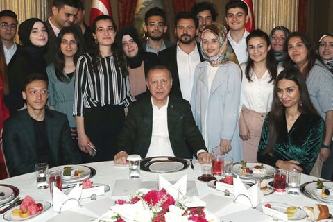 Recep Tayyip Erdogan (M.) mit Mesut Özil und seiner Verlobten Amine Gülse