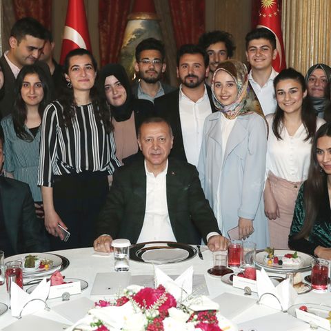 Recep Tayyip Erdogan (M.) mit Mesut Özil und seiner Verlobten Amine Gülse