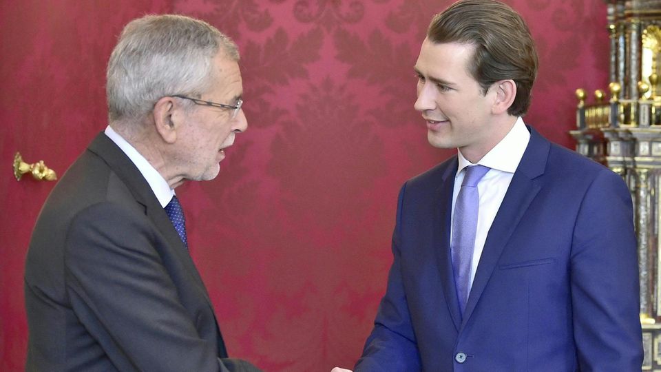 Alexander Van der Bellen (l), Bundespräsident von Österreich, empfängt Bundeskanzler Sebastian Kurz