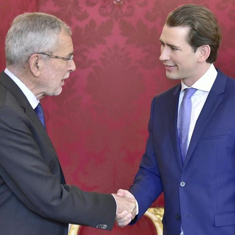 Alexander Van der Bellen (l), Bundespräsident von Österreich, empfängt Bundeskanzler Sebastian Kurz
