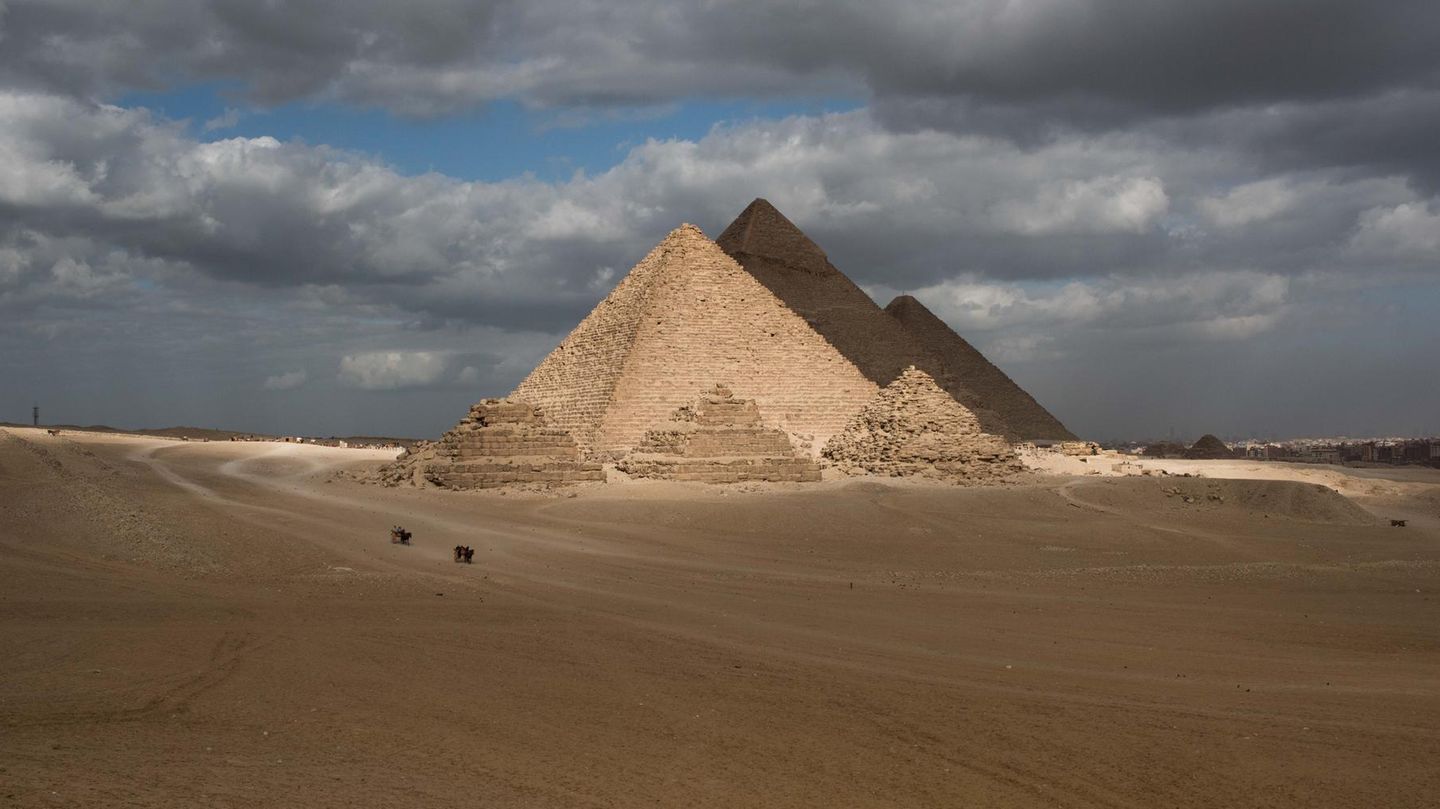 In der Nähe der Pyramiden von Gizeh ist ein Touristenbus von einer Explosion erschüttert worden (Symbolbild)