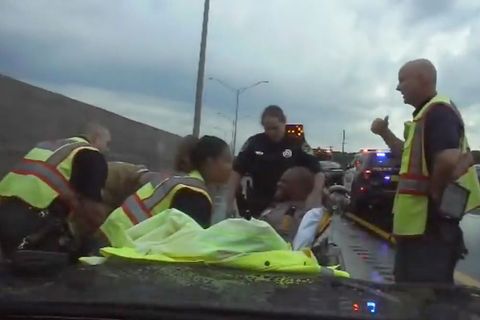 Ein Polizist der Florida Highway Patrol wird auf dem Standstreifen von einem außer Kontrolle geratenen Auto erfasst. 