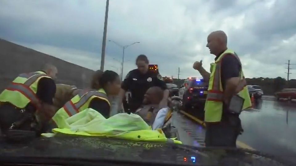 Ein Polizist der Florida Highway Patrol wird auf dem Standstreifen von einem außer Kontrolle geratenen Auto erfasst. 