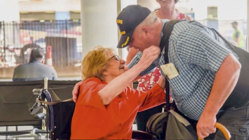 Nach 67 Jahren: Die 94-jährige Marilyn Wallace trifft ihren Sohn wieder.