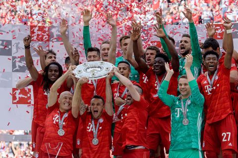 Das ewig gleiche Bild: Die Bayern mit Meisterschale im Konfettiregen 
