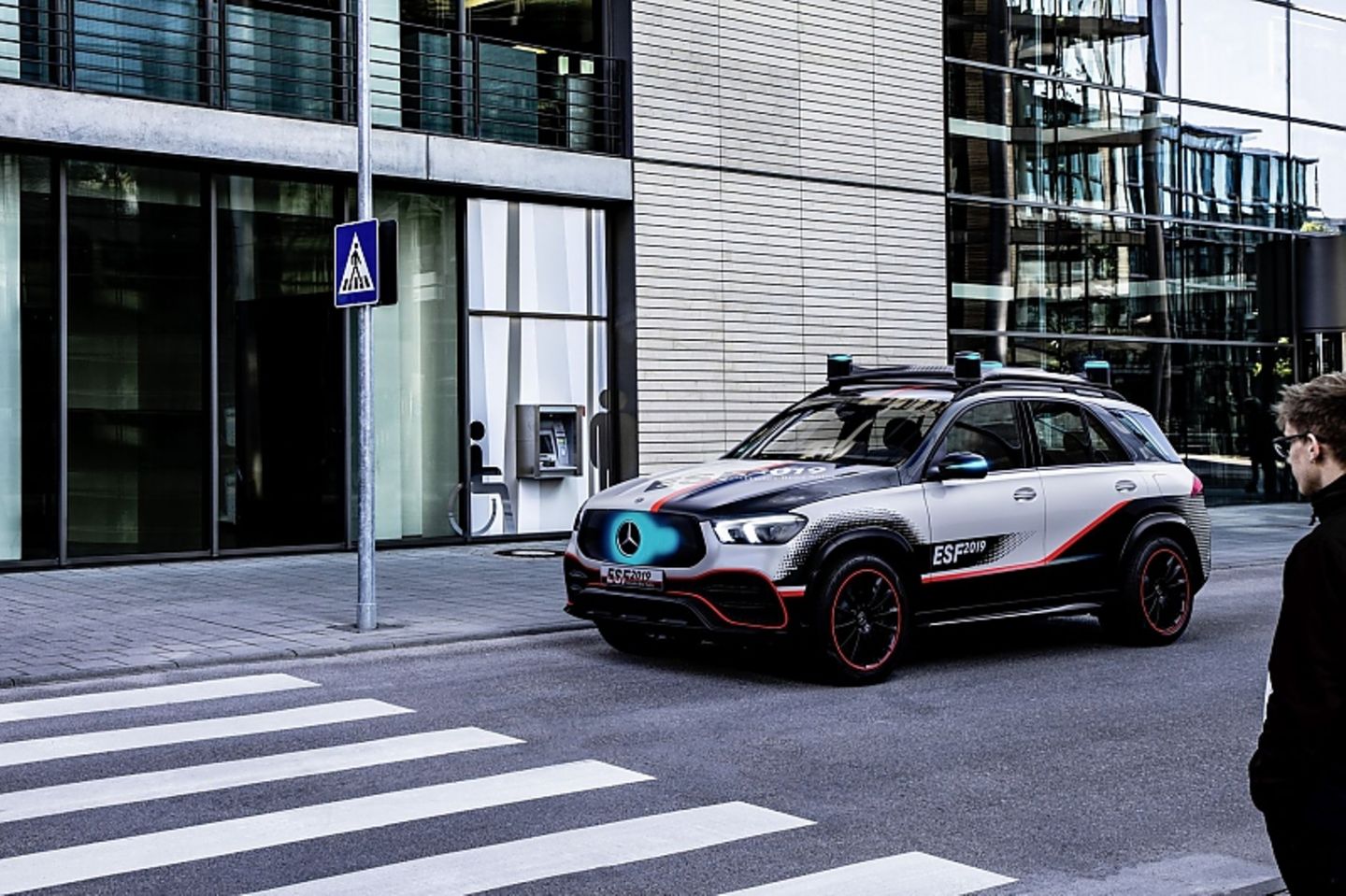 Türkisfarbene Lichtsignale zeigen, dass das Auto den Menschen erkannt hat Türkisfarbene Lichtsignale zeigen, dass das Auto den Menschen erkannt hat