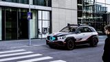Türkisfarbene Lichtsignale zeigen, dass das Auto den Menschen erkannt hat