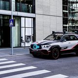 Türkisfarbene Lichtsignale zeigen, dass das Auto den Menschen erkannt hat