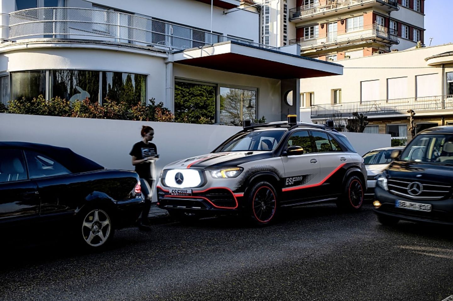 Der Mercedes ESF 2019 schützt als parkendes Auto andere Fußgänger, indem es den fließenden Verkehr auf den Passanten hinweist