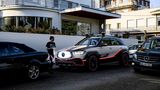 Der Mercedes ESF 2019 schützt als parkendes Auto andere Fußgänger, indem es den fließenden Verkehr auf den Passanten hinweist