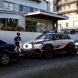 Der Mercedes ESF 2019 schützt als parkendes Auto andere Fußgänger, indem es den fließenden Verkehr auf den Passanten hinweist