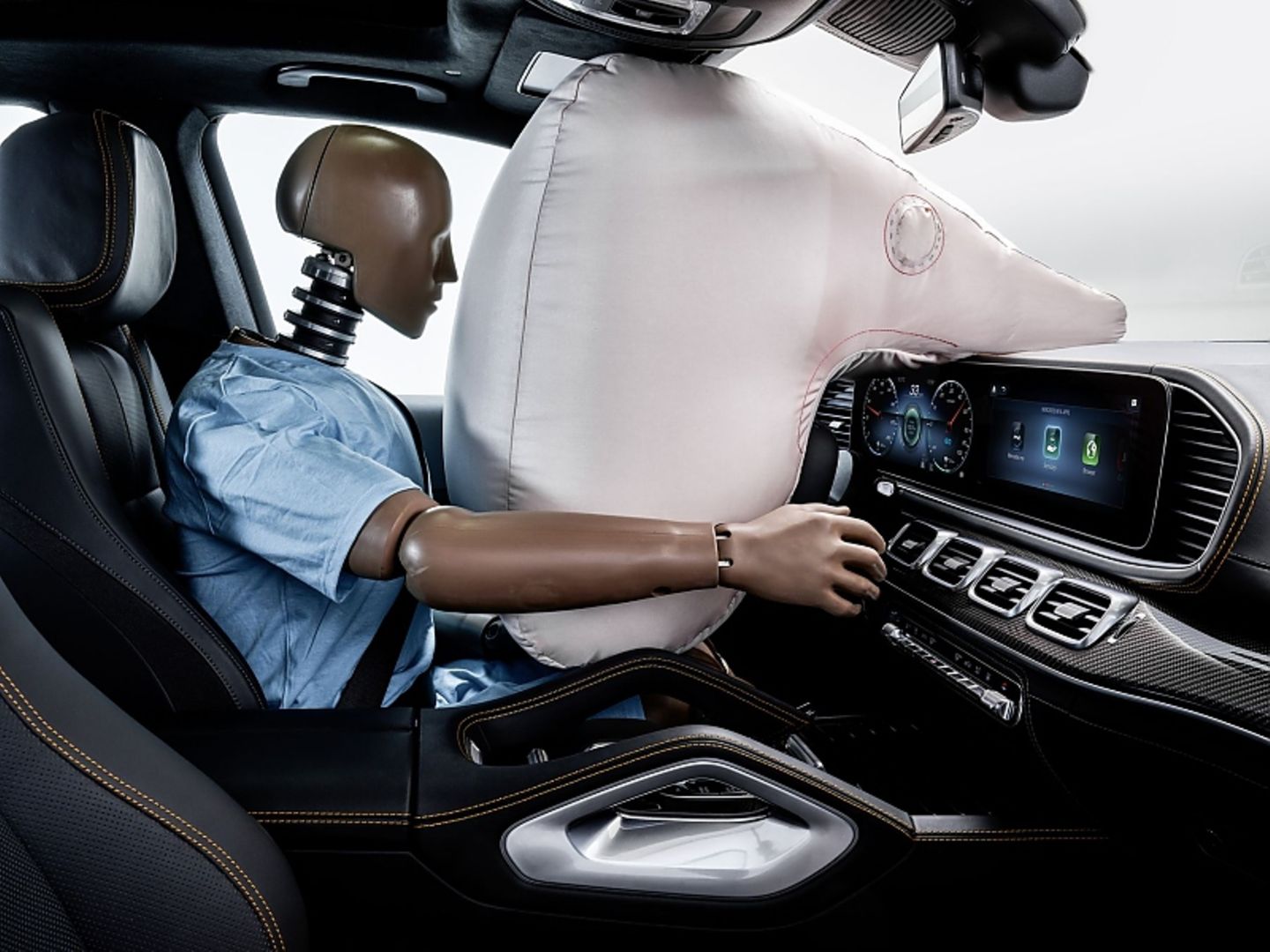 Da beim autonomen Fahren die Sitzordnung anders sein wird, werden größere und anders geformte Airbags zum Einsatz kommen