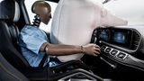 Da beim autonomen Fahren die Sitzordnung anders sein wird, werden größere und anders geformte Airbags zum Einsatz kommen
