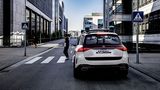 Per Kamera wird das Auto "durchsichtig" und der nachfolgende Verkehr kann sehen, was sich vor dem Mercedes ESF 2019 abspielt